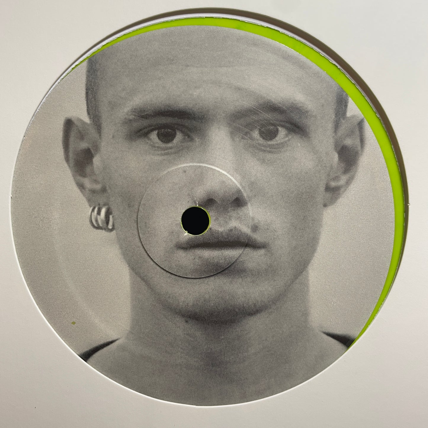 Schwefelgelb – Dahinter Das Gesicht